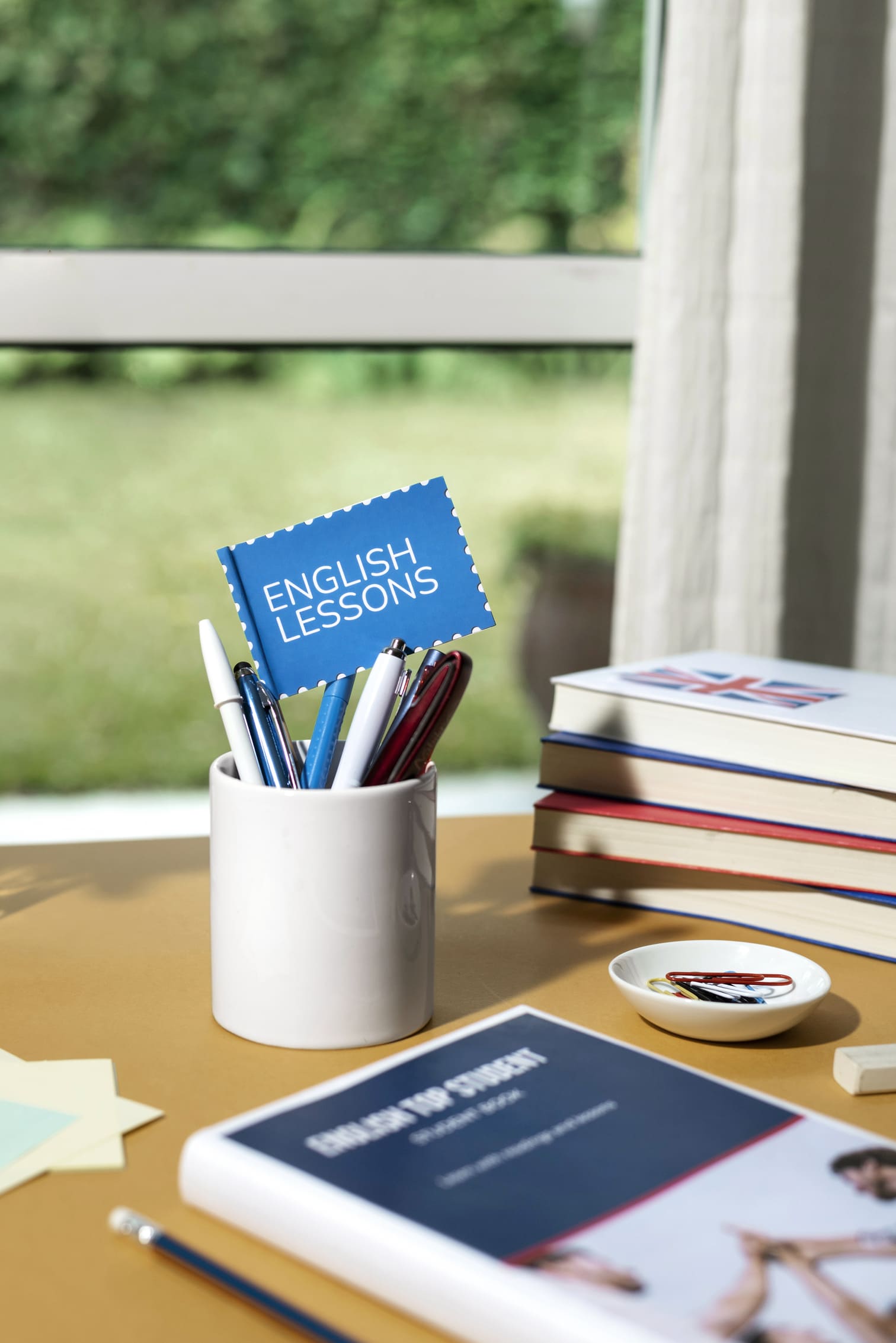 Buku-buku pelajaran TOEFL dan materi studi di meja kerja